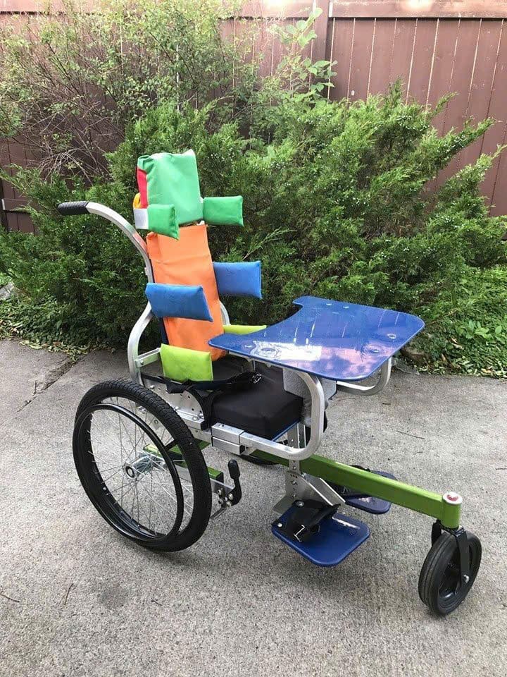 khẩu xe lăn cho trẻ em Bại não từ khắp nơi trên thế giới về Việt Nam