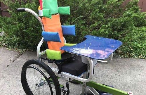 khẩu xe lăn cho trẻ em Bại não từ khắp nơi trên thế giới về Việt Nam